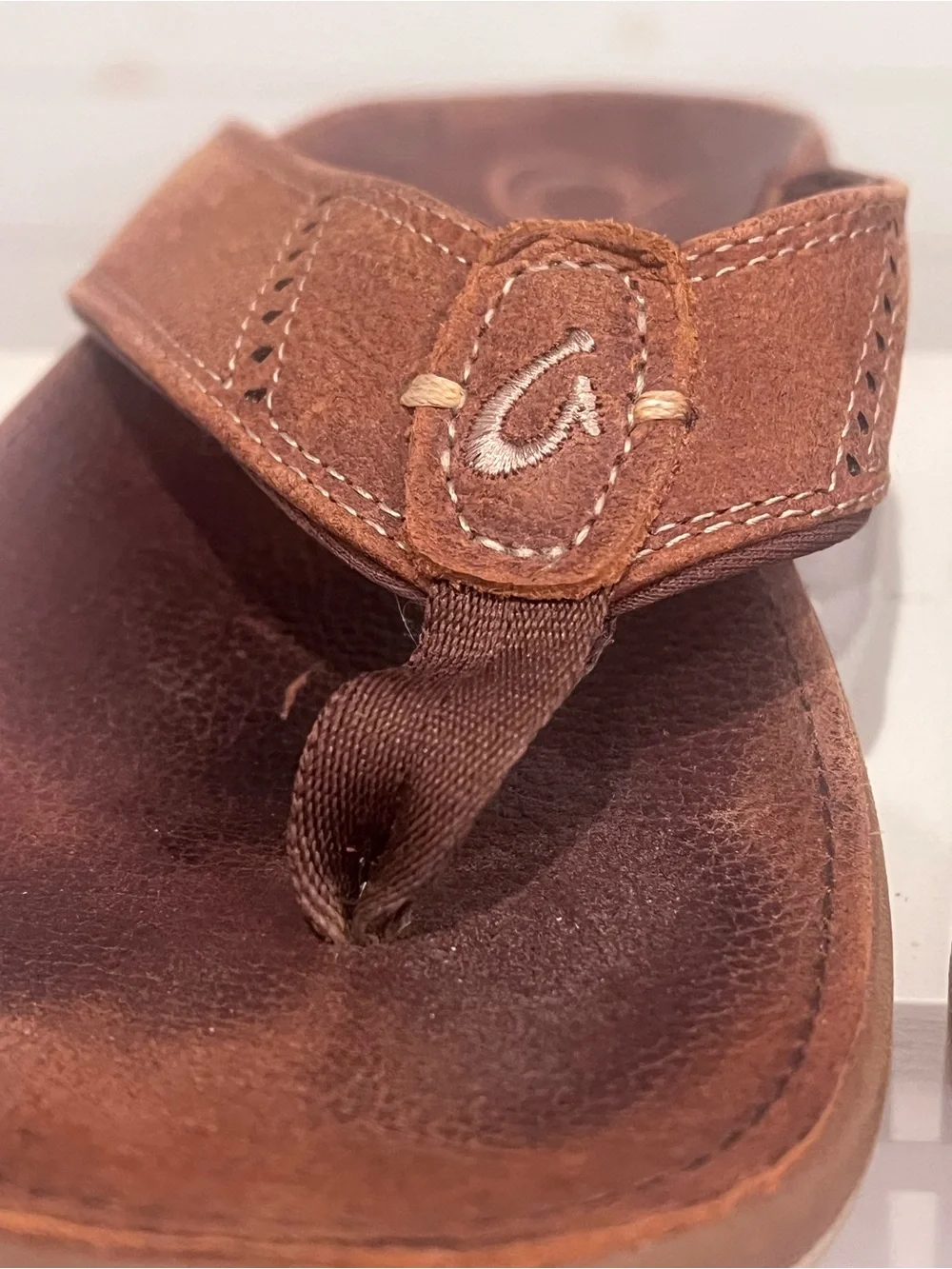 OluKai Men’s Brown Leather Toe-Post Sandals